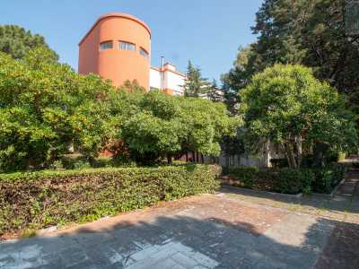 Poi c�� il fabbricato che accoglie il circolo Sottufficiali e al livello superiore gli alloggi, caratterizzato da una sorta di torre che svetta tra gli alberi circostanti